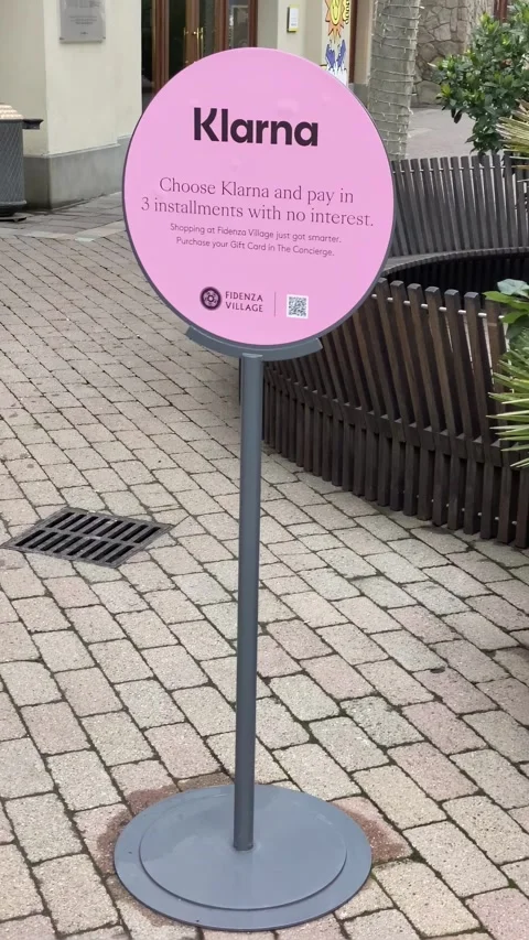 Pink Klarna sign offering payment in three installments with no interest, placed Vídeo Stock 303052753