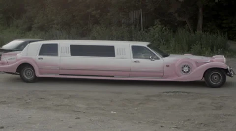 Pink limousine rides and stops Stock-Footage 34868048