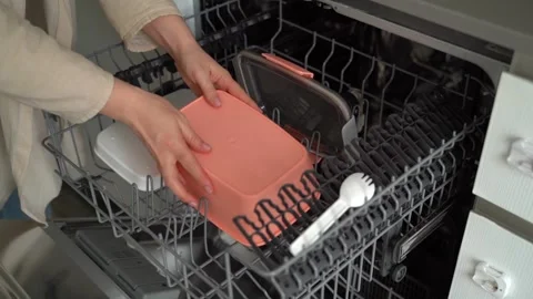 Pink lunchbox at the dishwasher Vídeo Stock 240573446