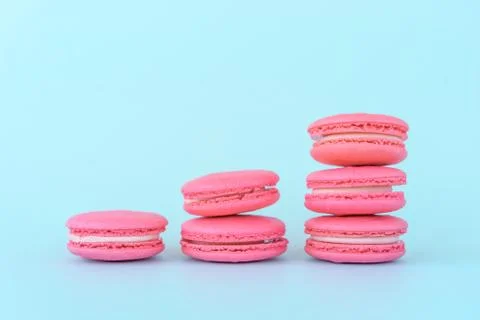 Pink macaroons on a blue background. Concepts of classification and growth. Foto stock