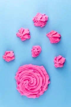 Pink marshmallows on a blue background Foto stock