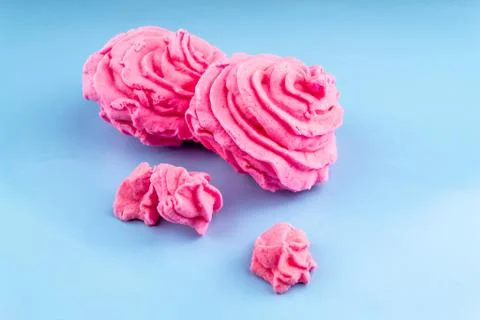 Pink marshmallows on a blue background Stock-Fotos