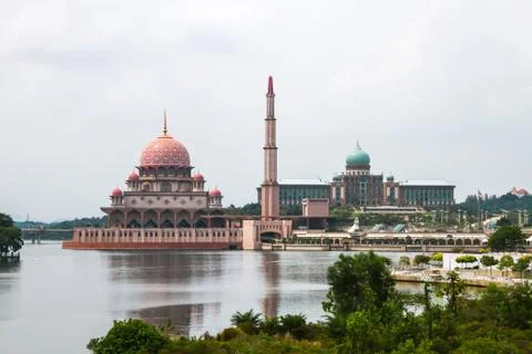 Pink mosque with river Fotos de archivo