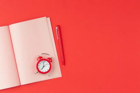 Pink notepad on a red background. Foto stock