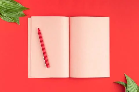 Pink notepad on a red background. Stock-Fotos