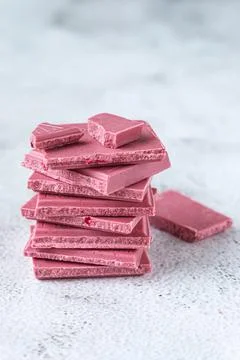 Pink or ruby chocolate, trendy dessert on grey background Foto stock