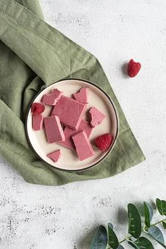 Pink or ruby chocolate, trendy dessert on a white plate Foto stock
