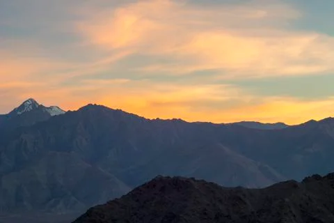 Pink orange gold sunset over the mountains valley Foto stock
