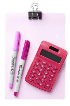 Pink paper note with felt tip pen and calculator Foto stock
