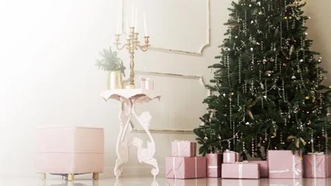 Pink present boxes with ribbons under the Christmas tree Foto stock