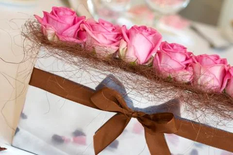 Pink roses on the wedding table Foto stock