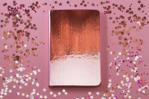 Pink shiny notes on a pink background with confetti. Foto stock