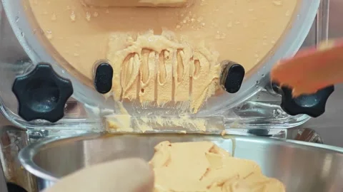 Pink spatula scraping the final batch of Thai tea gelato. Vídeos de archivo 347633038