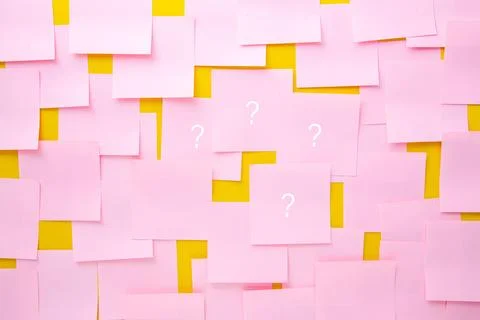 Pink sticky notes with question marks. Uncertainty or doubt concept. 스톡 사진