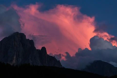 Pink sunset clouds in the mountains Foto stock