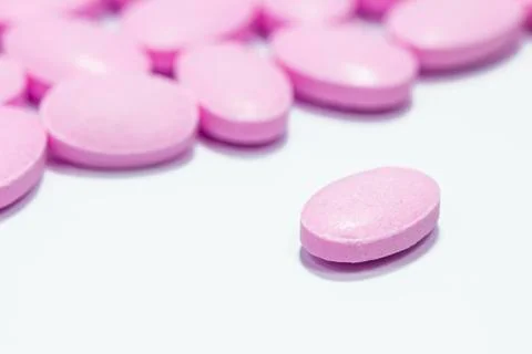 The pink tablets isolated on white background Foto stock
