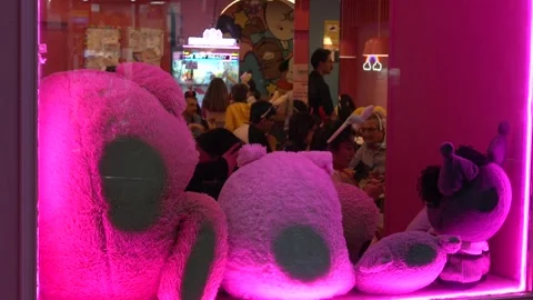 Pink teddy bears in neon lit shop window 스톡 동영상 334331497