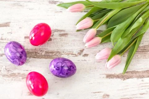 Pink tulips with Easter eggs Foto stock