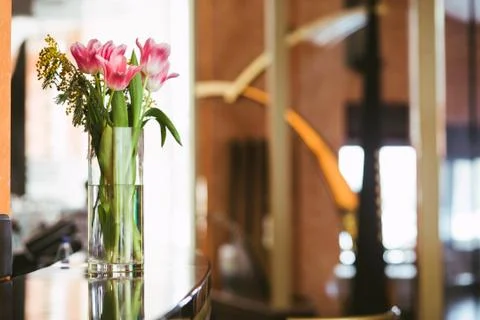 Pink tulpins bouquet in vase on table Фото