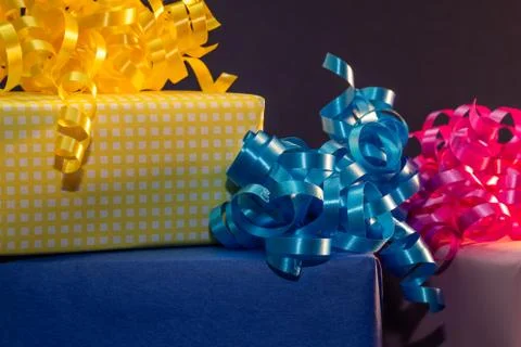 Pink, yellow and blue presents on blue background-8398 Foto stock