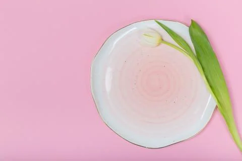 Pinks ceramic plates on pink background. Flat lay, top view. Foto stock
