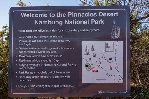 The Pinnacles are limestone formations within Nambung National Park, near t.. Foto stock