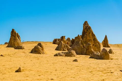 The Pinnacles are limestone formations within Nambung National Park, near t.. Foto stock