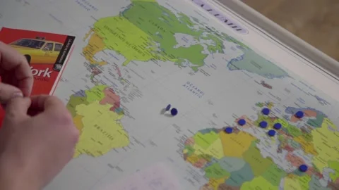 Pinning cities on a world's map in romanian Video stock 135333700