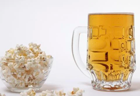 Pint of cold light beer and salty popcorn Stock-Fotos