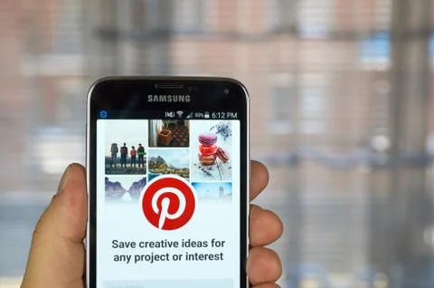 Pinterest application on android smartphone. Fotos Stock