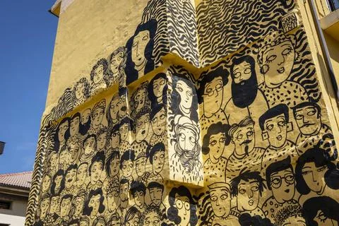  pintura mural callejera representando personas de multiples razas pintura... Stock Photos