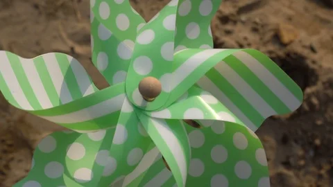 Pinwheel rotates close-up on sand background Vidéo 107995853