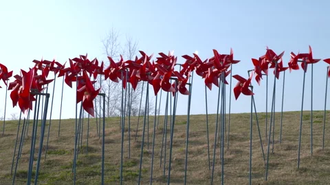Pinwheel spinning in the wind Vídeos de archivo 337147009