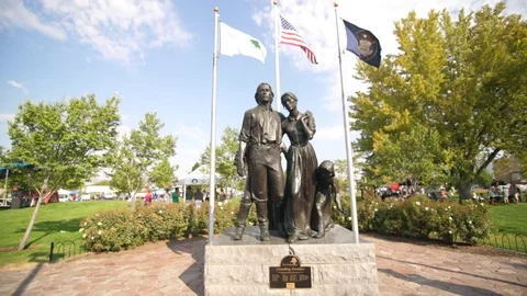 Pioneer statues 2 Vídeos de archivo 83467882