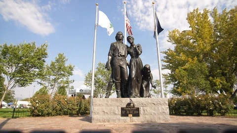 Pioneer statues slow motion Stock-Footage 89840334