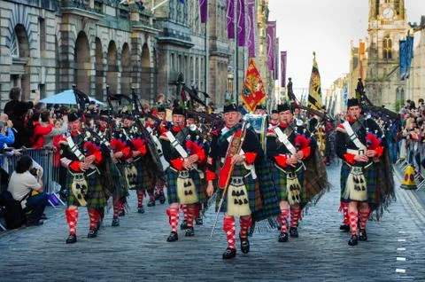 A pipe band marching up the Royal Mile in Edinburgh, Scotland towards Edinbur Stock Photos