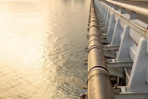 Pipe is installed along the bridge on the pipe support. Foto stock