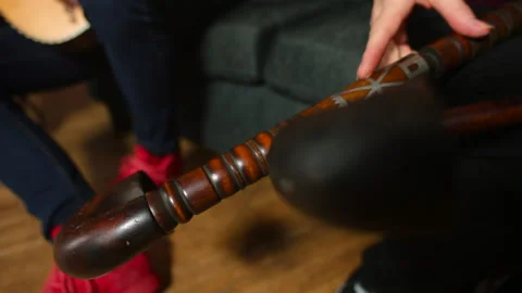 Pipe pipe. Carved pattern, woodwork. Making musical instruments. Stockbeeldmateriaal 151969164