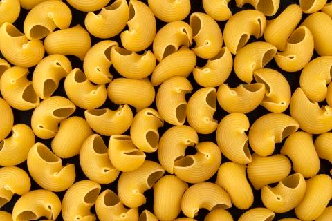 Pipe rigate pasta pattern on black background, top view, flat lay texture Foto stock