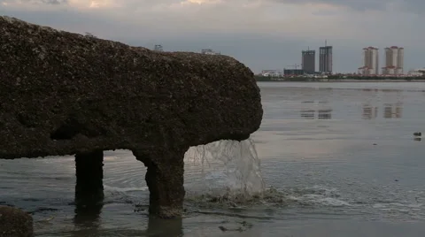 Pipe of sewer water from sewerage system directly near sea Vidéo 47089715