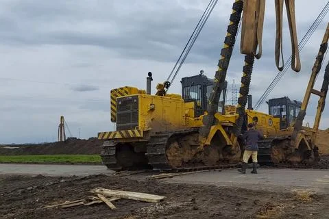 Pipelayers in service during break between gas pipeline laying works Fotos Stock