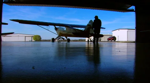Piper Cub Into Hangar Vídeo Stock 60737130