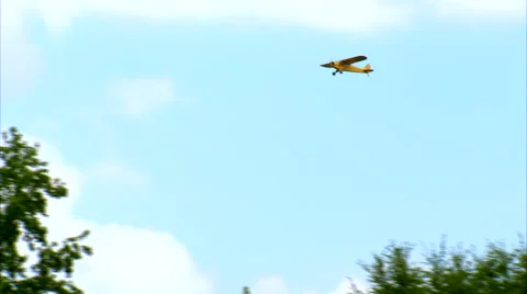 Piper J-3 Cub Down Wind to Land Stockbeeldmateriaal 68148584