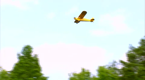 Piper J-3 Cub Fly By WS 動画素材 68149585