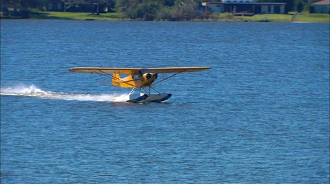 Piper J-3 on Floats Step Taxi 動画素材 37019835