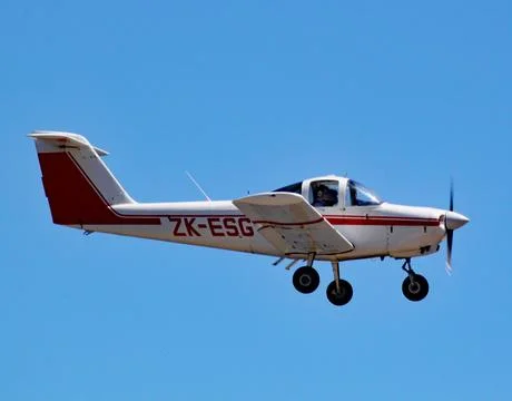 Piper PA-38-112 Tomahawk comes in to land at Wellington airport, New Zealand Foto stock