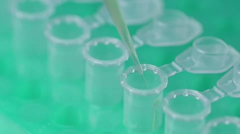 Pipette dispensing samples jet slow motion Vidéo 49228573