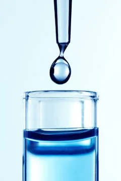 Pipette dropping a sample Foto stock