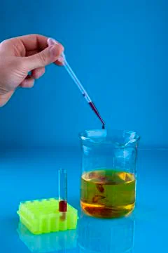 Pipetting into a beaker Stock-Fotos