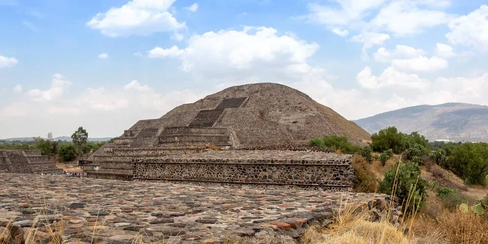 Pirámide de la Luna Mondpyramide Pyramide von Teotihuacan Panorama in Mexi.. Stock Photos